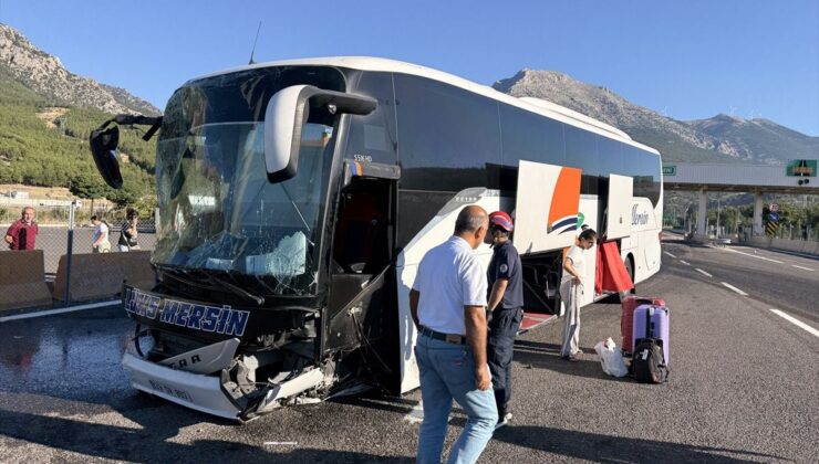 Otoyol gişelerinde otobüs beton bariyere çarptı: 5 yaralı