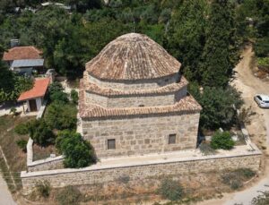 Perge’nin Roma Taşları Ağalar Camii’nde Tarihi Köprü Kuruyor