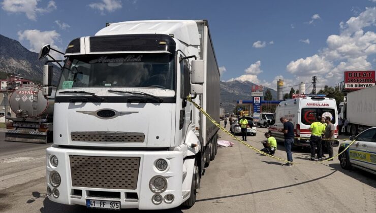 Pozantı’da tır kazası: Bir kişi hayatını kaybetti