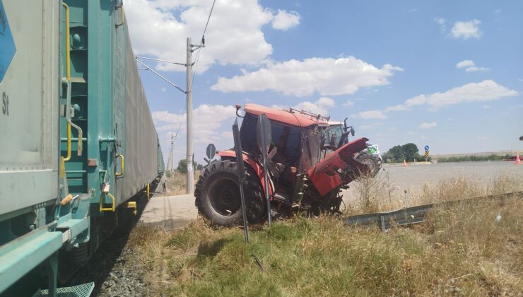 Şarkışla’da Yük Treni Traktöre Çarptı: 1 Yaralı