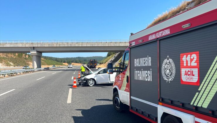 Savaştepe’de Otomobil Tıra Çarptı: 2 Yaralı