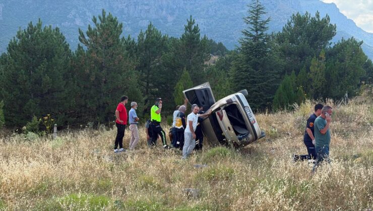Seydişehir’de şarampole devrilen araçta sıkışan sürücüyü itfaiye kurtardı
