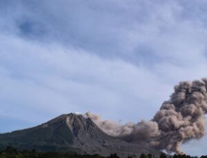 Sinabung Yanardağı Faaliyete Geçti: Küller Şehri Kapladı