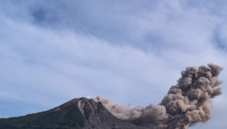 Sinabung Yanardağı Faaliyete Geçti: Küller Şehri Kapladı