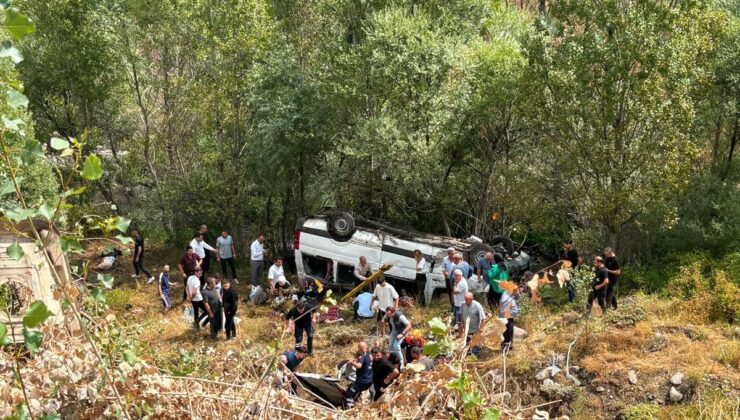 Sivas’ta Minibüs Şarampole Devrildi: 4 Ölü, 10 Yaralı