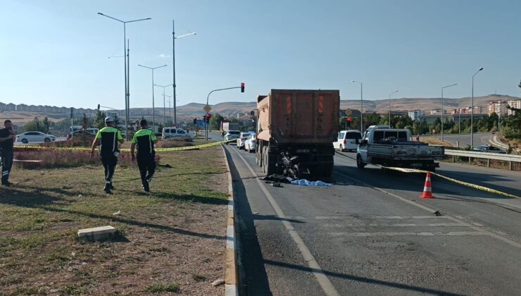 Sivas’ta Motosiklet ile Kamyon Çarpıştı: 19 Yaşındaki Sürücü Hayatını Kaybetti