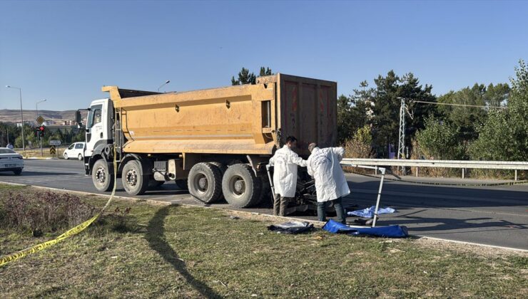 Sivas’ta Motosiklet-Kamyon Çarpışması: 19 Yaşındaki Sürücü Hayatını Kaybetti