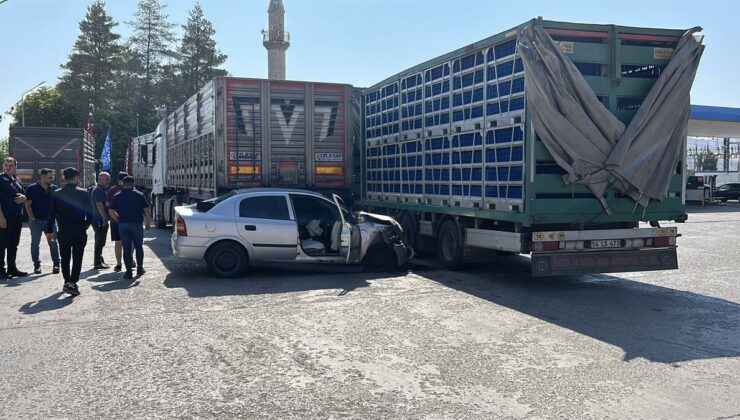 Sivas’ta Polisten Kaçan Sürücü TIR’lara Çarptı: 2 Yaralı
