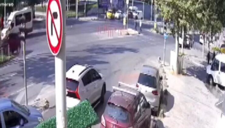 Sultangazi’de Yayaya Çarpmamak İçin Manevra Yapan Sürücü Trafik Işığına Çarptı: 2 Yaralı