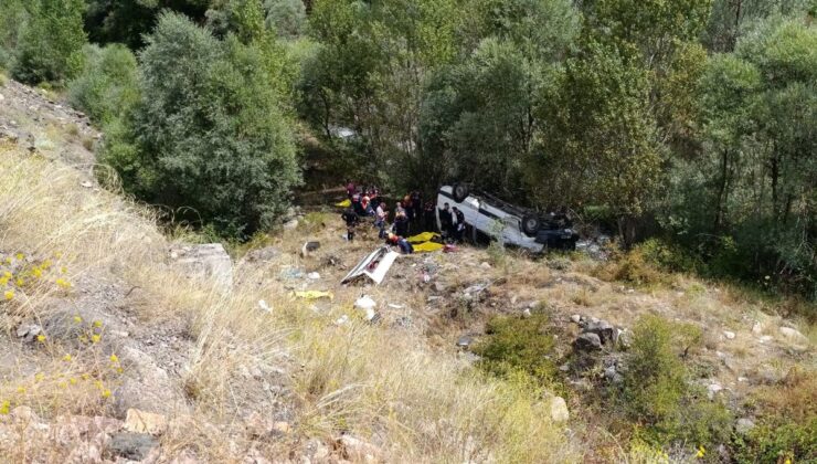 Suşehri’nde Minibüs Uçuruma Yuvarlandı