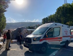 Tatvan’da saman yüklü tır devrildi