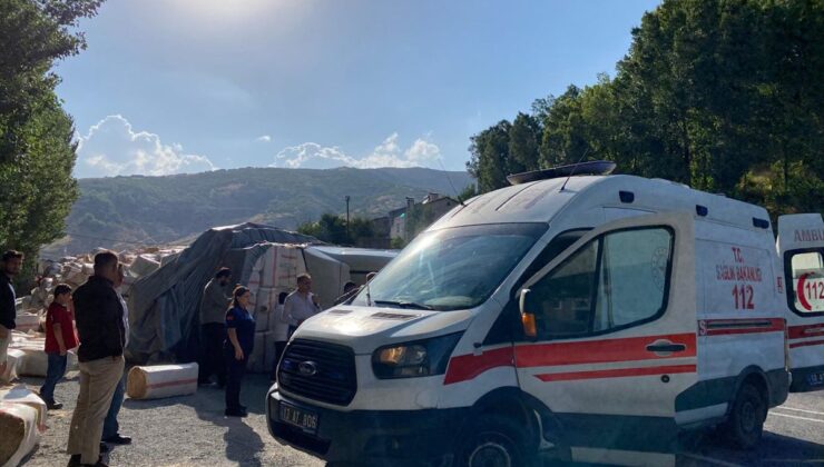 Tatvan’da saman yüklü tır devrildi