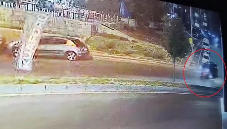 Ters Yönde Giden Motosiklet Devrildi: Kurye Otomobilin Altında Kalmaktan Son Anda Kurtuldu