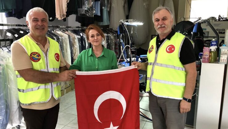 THK Sinop’tan Zafer Bayramı’nda Esnafa Bayrak