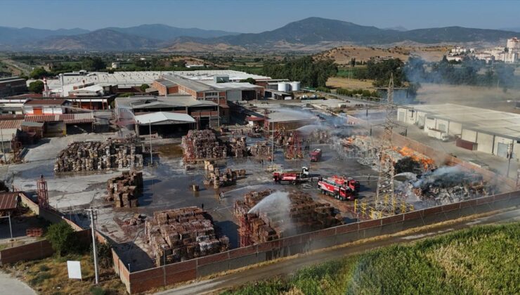 Tire’de Kağıt Fabrikasında Yangın