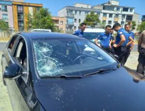 Trafikte yol verme kavgası kanlı bitti: 5 bıçak darbesiyle ağır yaralandı