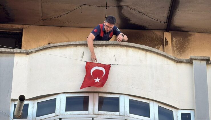 Turgutlu’da Çatı Yangını: 2 Çocuk Dumandan Etkilendi