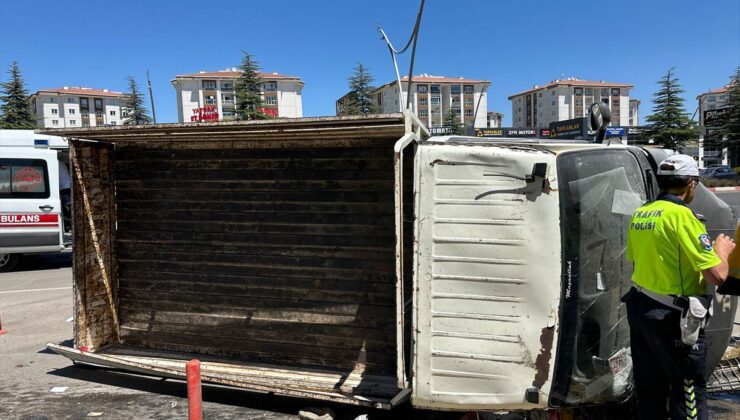 Uşak’ta kamyonet ile otomobilin çarpışması sonucu 4 kişi yaralandı