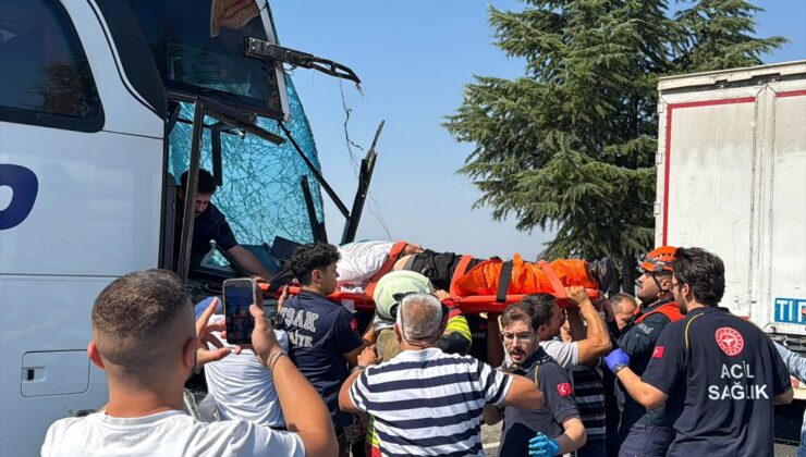 Uşak’ta Otobüs Kamyona Çarptı: 8 Yaralı
