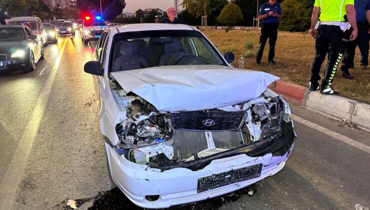 Uşak’ta Trafik Işığında Arkadan Çarpma: 3 Yaralı