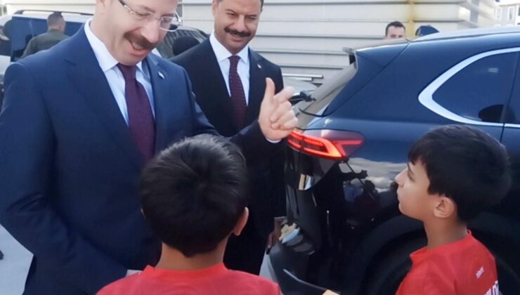 Vali Yamlı’dan Çocuklara Esprili Cevap: ‘Parmağını Şaklat Gelir’