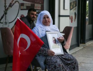 Van’da Ailelerin DEM Parti Önündeki Eylemi Sürüyor