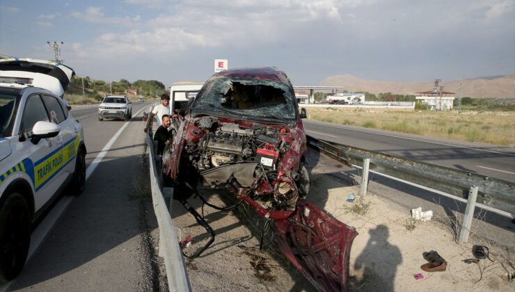 Van’da refüjdeki bariyere çarpan otomobildeki 4 kişi yaralandı