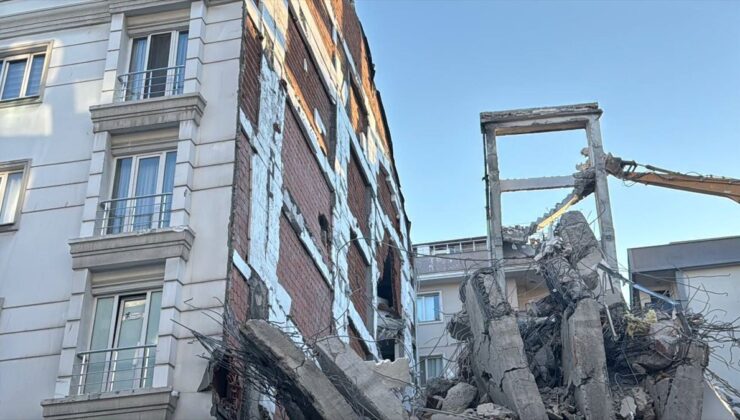 Yıkım sırasında beton parçaları iki binaya hasar verdi