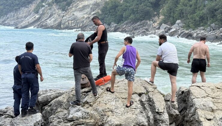 Zonguldak’ta Dalgalı Denizde Mahsur Kalan 7 Kişi Kurtarıldı