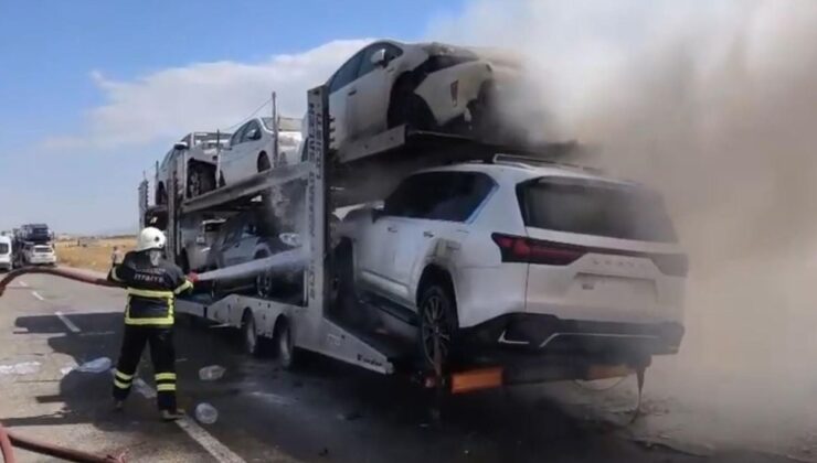 Ağrı’da Otomobil Taşıyan TIR’da Yangın