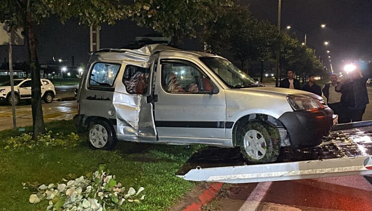 Bursa’da hafif ticari araç refüjdeki ağaca çarptı: 2 yaralı