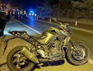 Devrilen motosikletten midibüsün altına savrulan sürücü hayatını kaybetti
