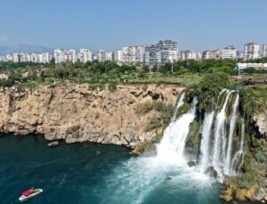Düden Şelalesi Turistlerin Gözdesi