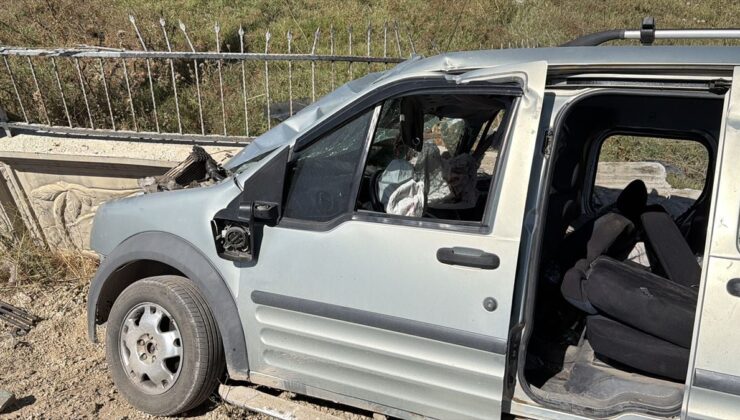 Eskişehir’de beton duvara çarpan araçtaki 3 kişi yaralandı