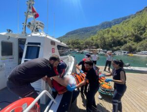Fethiye açıklarında teknede yaralanan kişi tahliye edildi