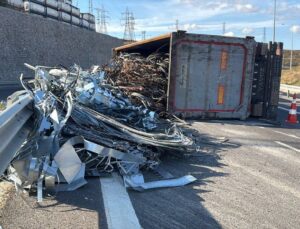 Gebze’de Tır Devrildi: Yol Ulaşıma Kapandı