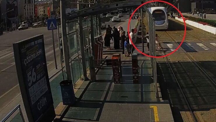 Güvenlik Görevlisi Muhammet Lafçı, Tramvayın Önüne Koşan Kız Çocuğunu Tişörtünden Çekerek Kurtardı