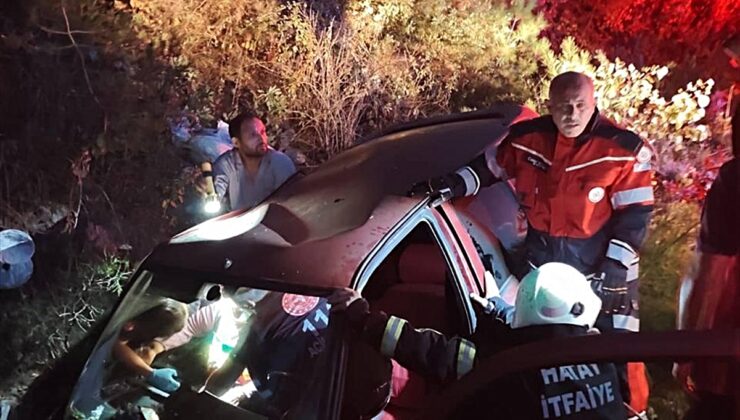 Hatay’da menfeze devrilen otomobildeki 4 kişi yaralandı