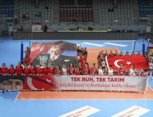 İzmir’in kadın voleybol takımları sahaya “karma takımla” çıktı