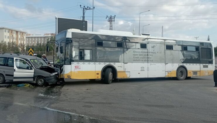 Karaman’da Otobüs-Ticari Araç Çarpıştı: 5 Yaralı