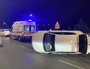 Kayseri’de iki otomobilin çarpıştığı kazada devrilen aracın sürücüsü yaralandı