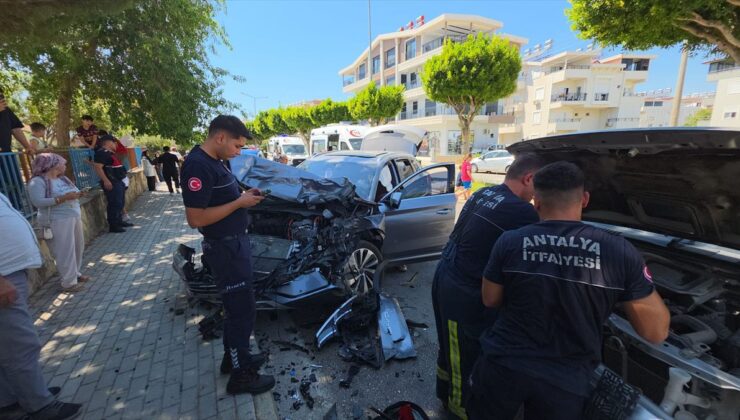 Manavgat’ta kamyonet ile otomobil çarpıştı: 3 yaralı