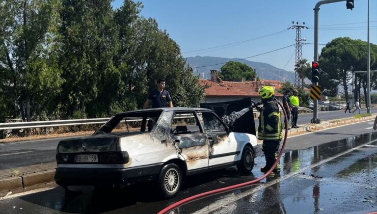 Nazilli’de seyir halindeki otomobil alev aldı