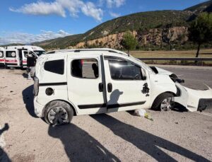 Refüje çarpan hafif ticari araç, takla attı; 4 yaralı