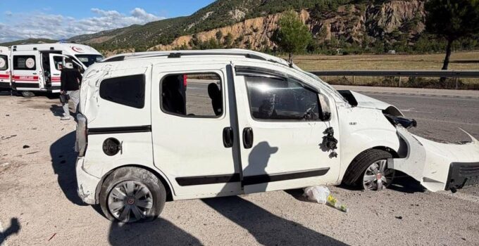 Refüje çarpan hafif ticari araç, takla attı; 4 yaralı