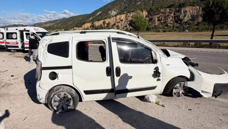 Refüje çarpan hafif ticari araç, takla attı; 4 yaralı