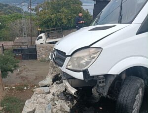 Sarıyer’de duvara çarpan okul servisinin şoförü yaralandı