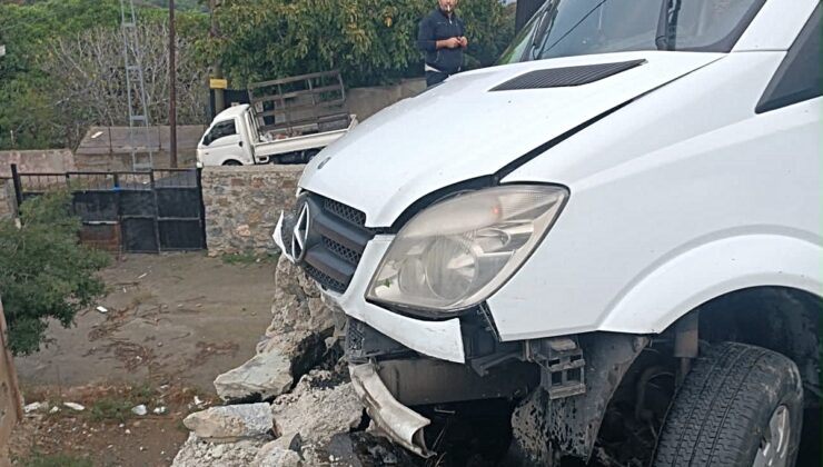 Sarıyer’de duvara çarpan okul servisinin şoförü yaralandı
