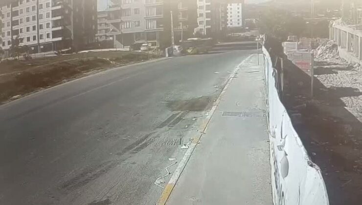 Sultanbeyli’de Otomobil İETT Otobüsüne Çarptı: 4 Yaralı