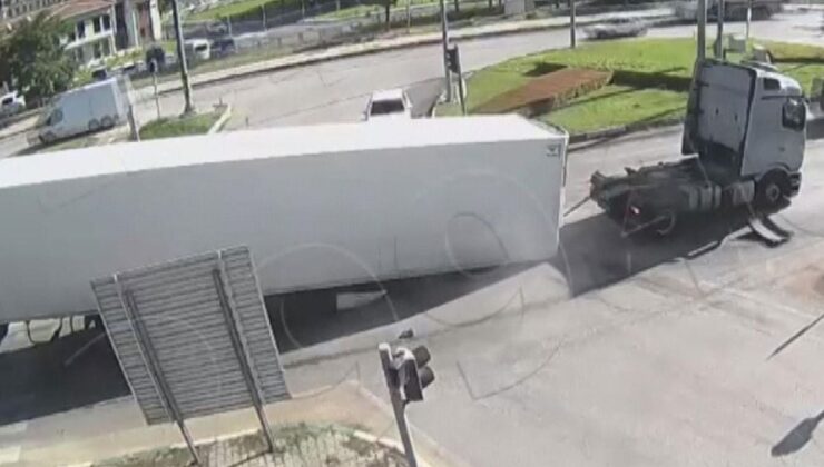 Trafikte dehşet anlar! Seyir halindeki Tır’ın dorsesi yola devrildi